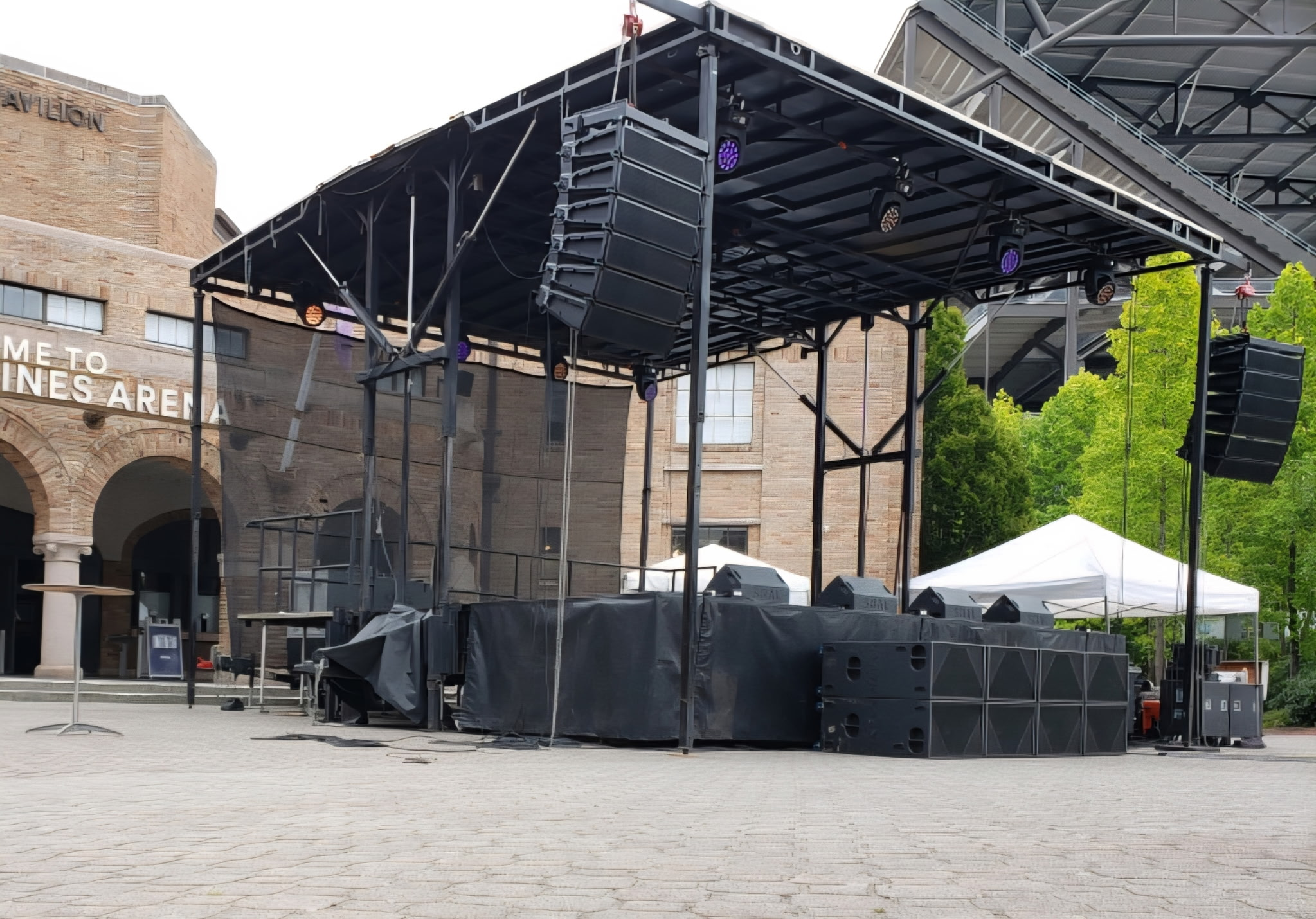 24 x 24 Stage